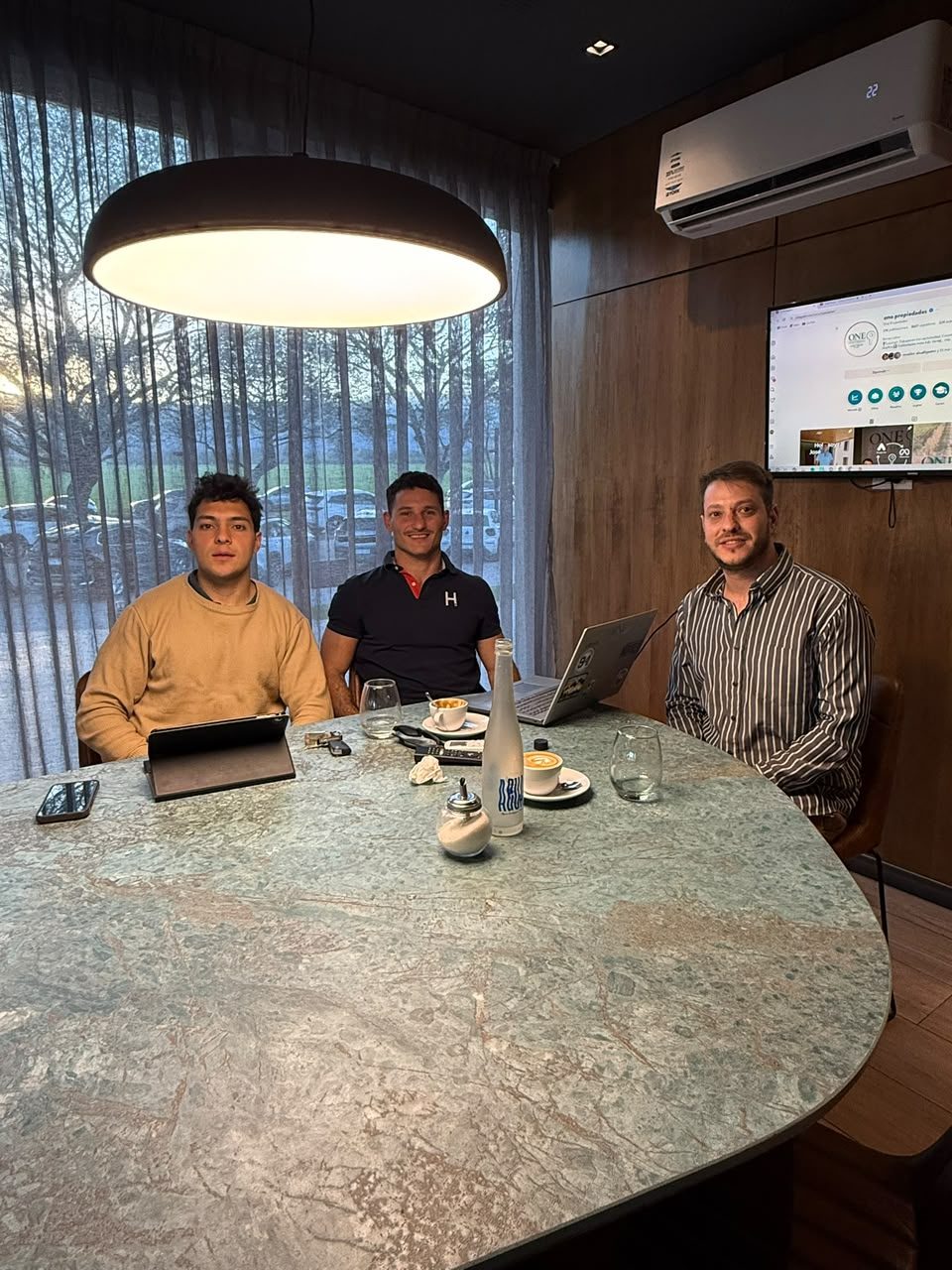 El equipo de ONE Propiedades en la oficina