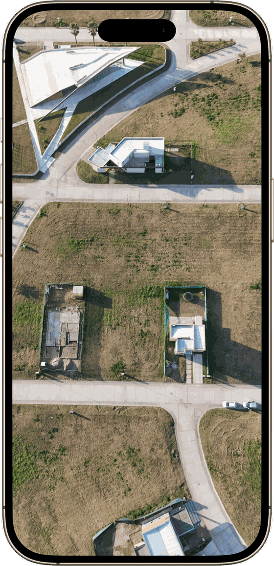 Toma aérea con drone de un loteo, vista en un celular