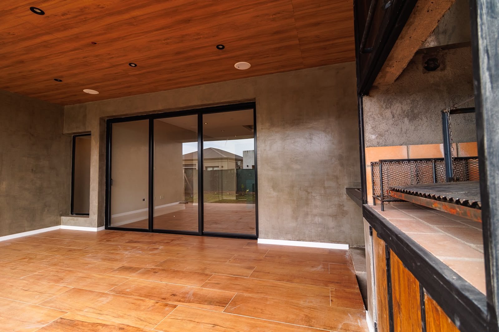 Galería con parrilla